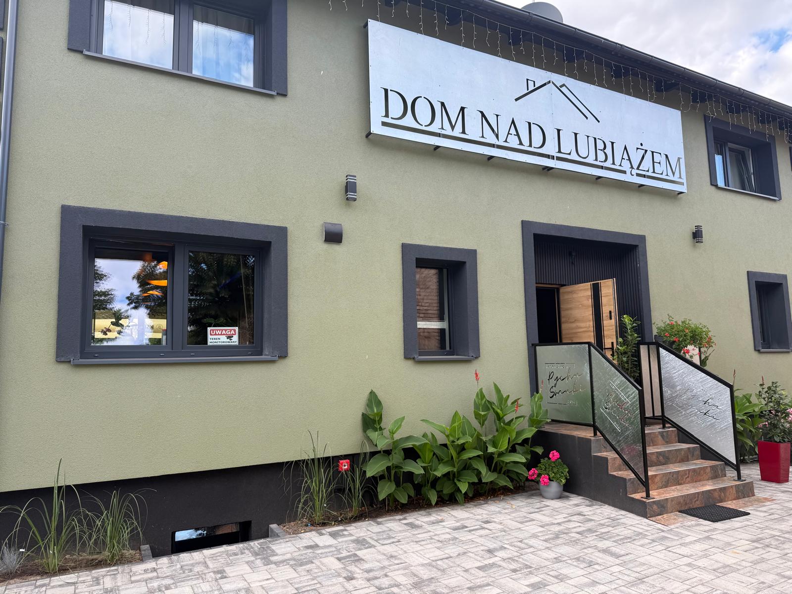 Dom Nad Lubiążem – szyld na budynku, Lubniewice