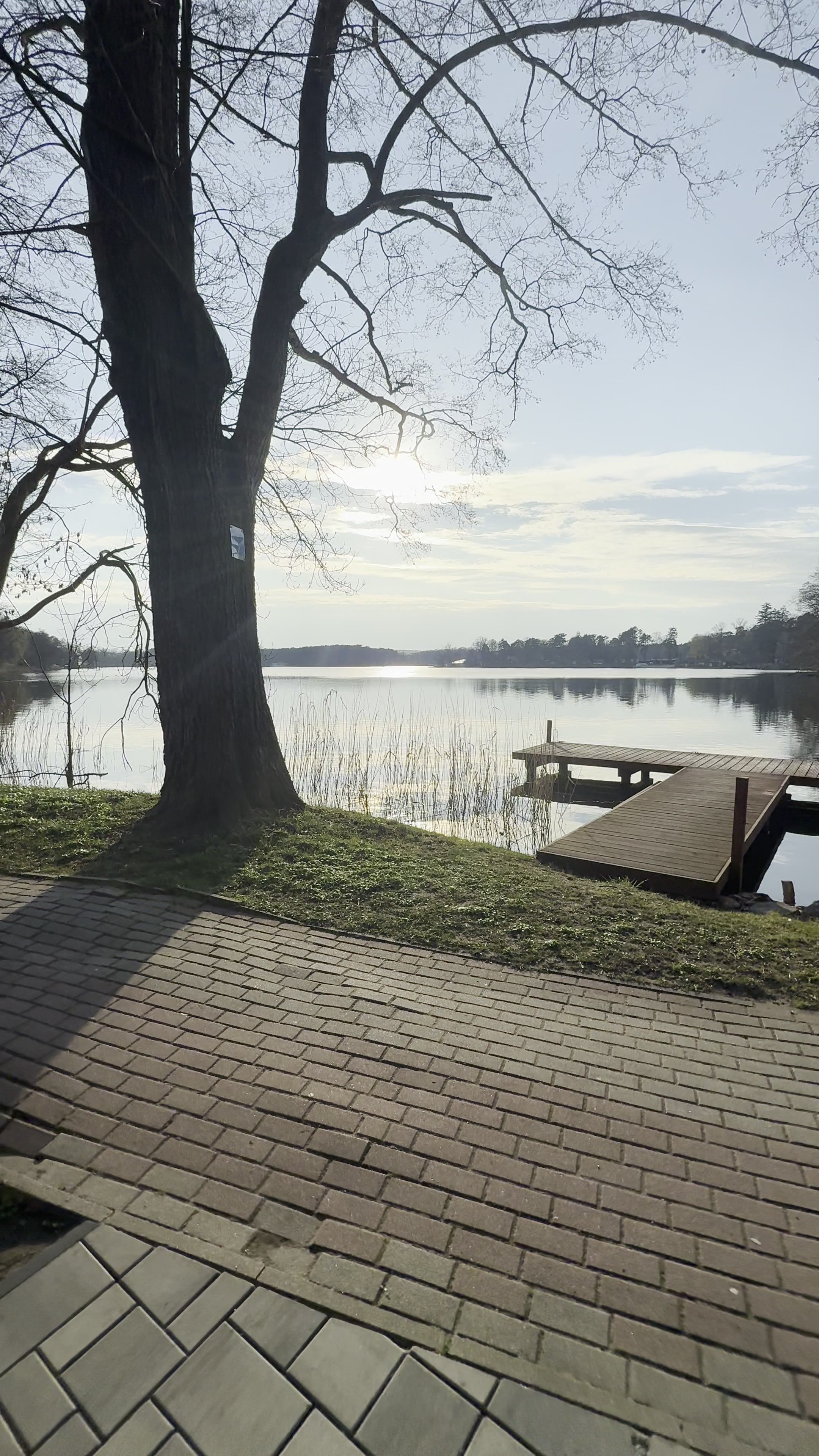 Prywatny drewniany pomost Domu Nad Lubiążem — o poranku, nad jeziorem Lubiąż