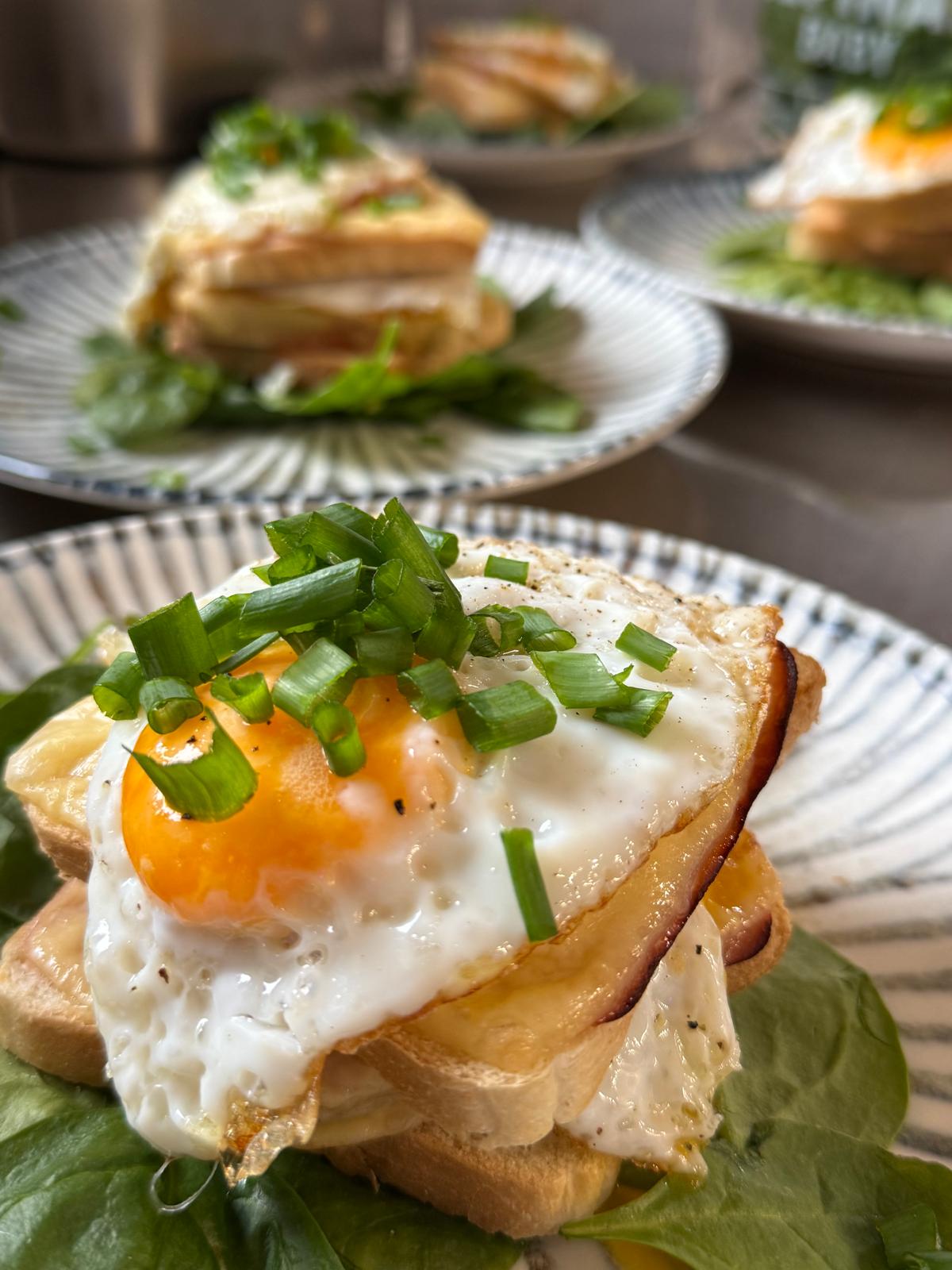 Tost z jajkiem sadzonym i szczypiorkiem – śniadanie Pycha Smaki